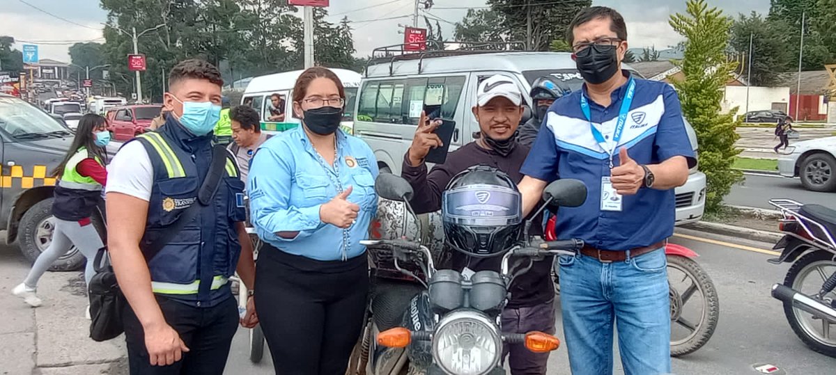 DTransitoPNC's tweet photo. Esta mañana en el departamento de Quetzaltenango se llevó a cabo la primera jornada de operativos preventivos que realiza el Departamento de Tránsito de la Policía Nacional Civil, con el acompañamiento de la @PMTQ_MuniXela, en el marco de la campaña #MotoristaResponsable. https://t.co/o4Jkq5LK3I