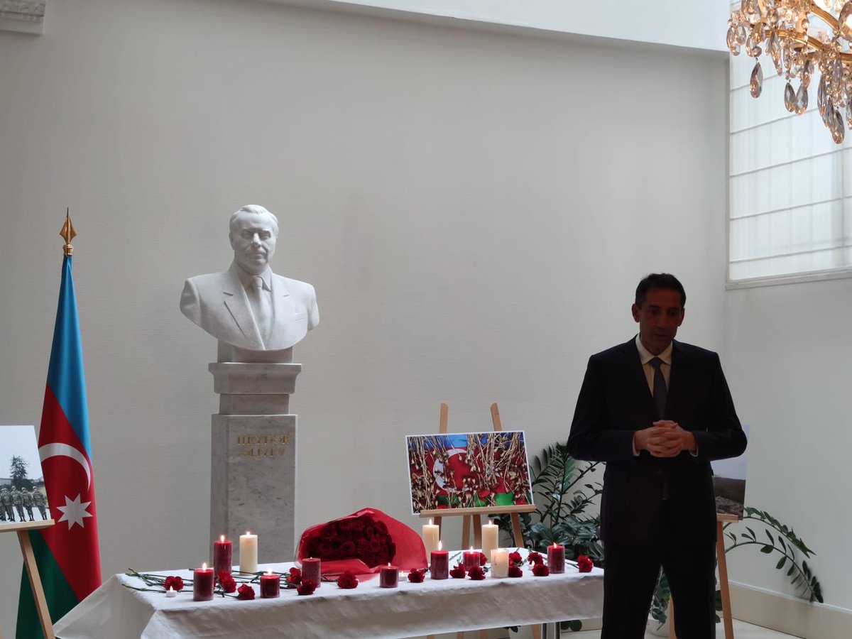 AzAmbassadeFr's tweet photo. Aujourd'hui nous avons rendu hommage à la chère mémoire de nos martyrs qui ont perdu la vie pour restaurer l'intégrité territoriale de l'Azerbaïdjan pendant 44 jours de guerre patriotique.Nous nous souvenons de nos braves martyrs avec le profond respect et l’honneur 🇦🇿
#animgunu https://t.co/BNwsfmhjPu