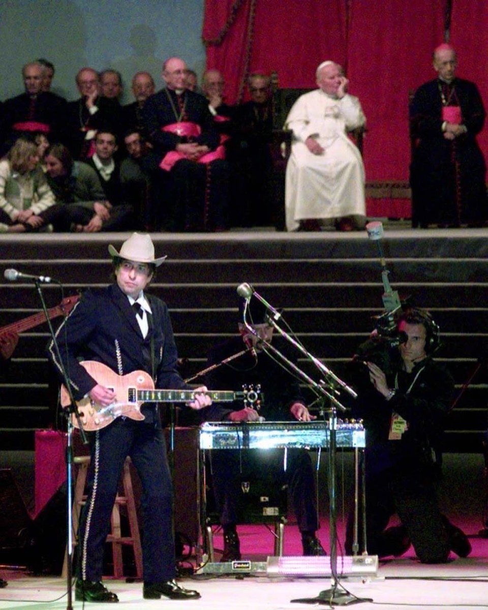 5TUDIOFORTYFIVE's tweet photo. On Sep/27/1997 #BobDylan sings #knockingonheavensdoors before #PopeJohnPaulII and to an audience of 300 thousand at the World Eucharist Congress, in Bologna, #Italy 

#music #genre #song https://t.co/vDRM34Qwly