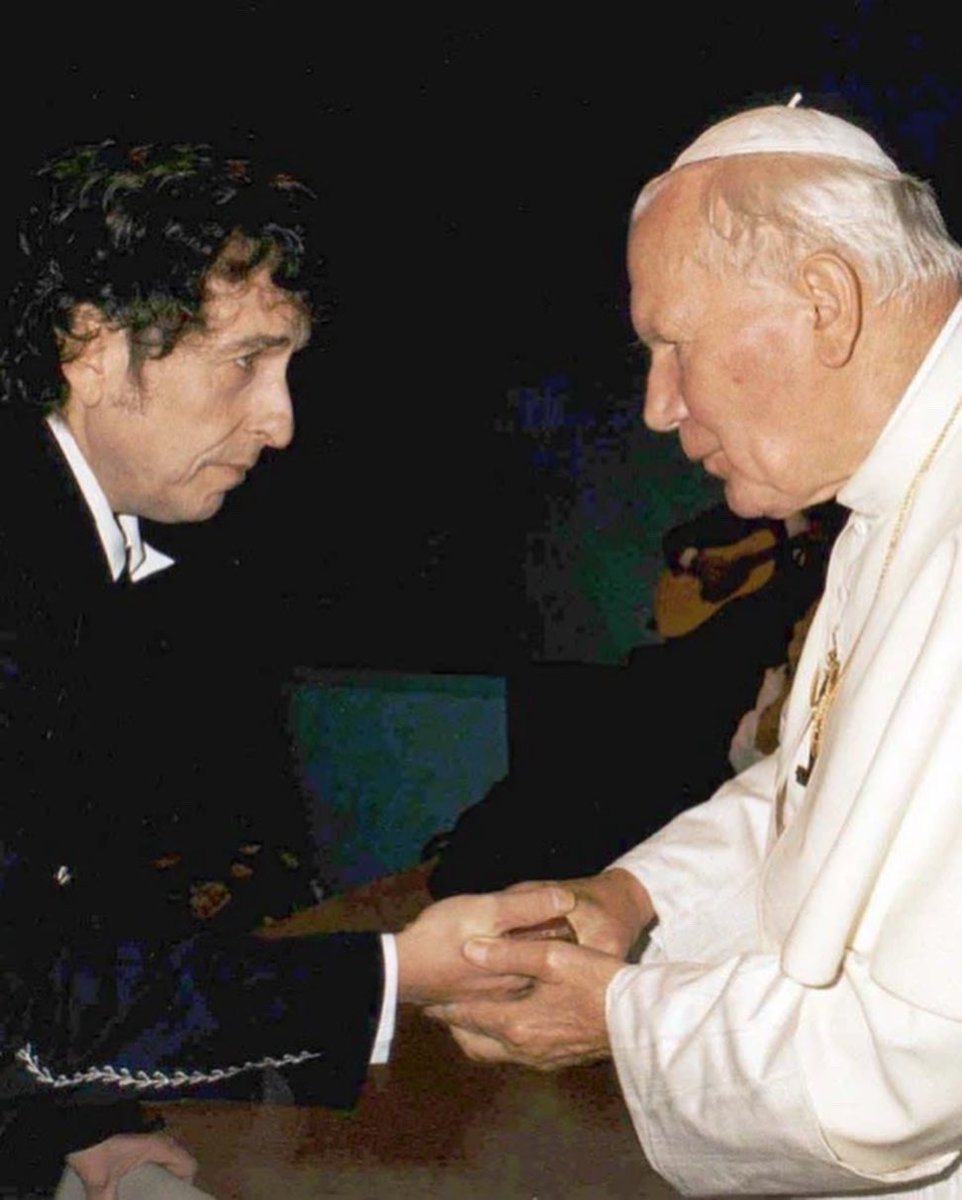 5TUDIOFORTYFIVE's tweet photo. On Sep/27/1997 #BobDylan sings #knockingonheavensdoors before #PopeJohnPaulII and to an audience of 300 thousand at the World Eucharist Congress, in Bologna, #Italy 

#music #genre #song https://t.co/vDRM34Qwly