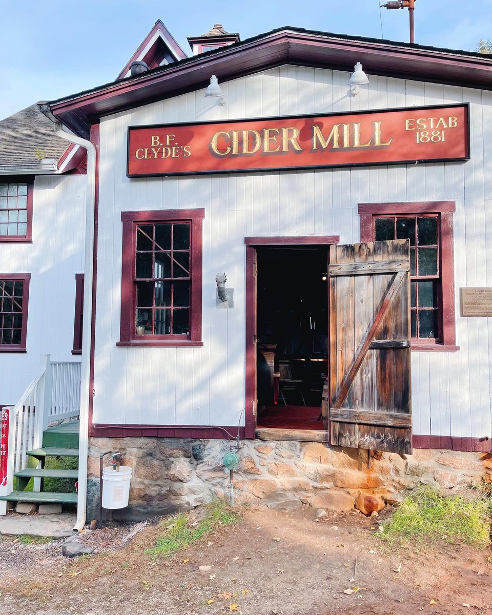 SteamboatInnMys's tweet photo. Fall in CT ~ #bookit #roomwithaview #Clydescidermill #VisitCT #fireplaceview https://t.co/8RUVWVk1YE