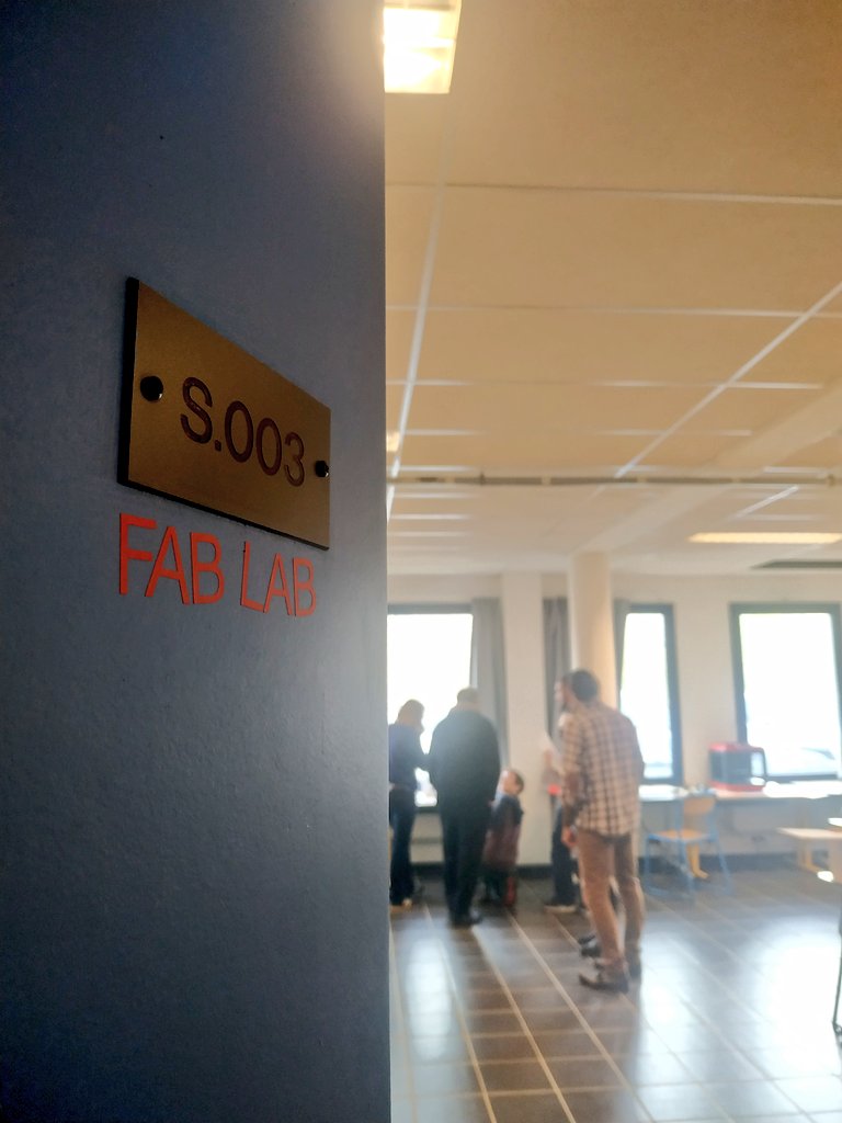 collegebdc77's tweet photo. 🚧 Attention, espaces en mutation au collège ! Aujourd'hui, de nouveaux outils ont fait apparition en salle 003. Imprimante 3d, découpeuse vinyle ou encore machine à coudre : en route pour l'expérience FabLab avec @CANOPECreteil et @universcience ! 🔨🖨️ https://t.co/l4JrSQ1pKp