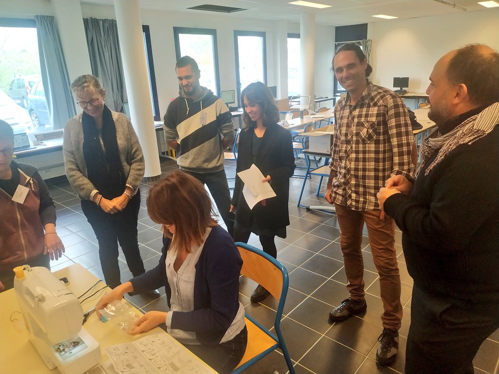 collegebdc77's tweet photo. 🚧 Attention, espaces en mutation au collège ! Aujourd'hui, de nouveaux outils ont fait apparition en salle 003. Imprimante 3d, découpeuse vinyle ou encore machine à coudre : en route pour l'expérience FabLab avec @CANOPECreteil et @universcience ! 🔨🖨️ https://t.co/l4JrSQ1pKp