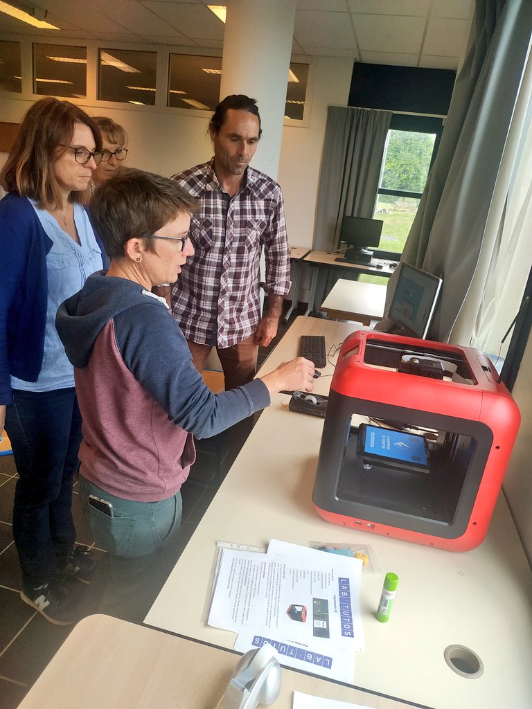 collegebdc77's tweet photo. 🚧 Attention, espaces en mutation au collège ! Aujourd'hui, de nouveaux outils ont fait apparition en salle 003. Imprimante 3d, découpeuse vinyle ou encore machine à coudre : en route pour l'expérience FabLab avec @CANOPECreteil et @universcience ! 🔨🖨️ https://t.co/l4JrSQ1pKp