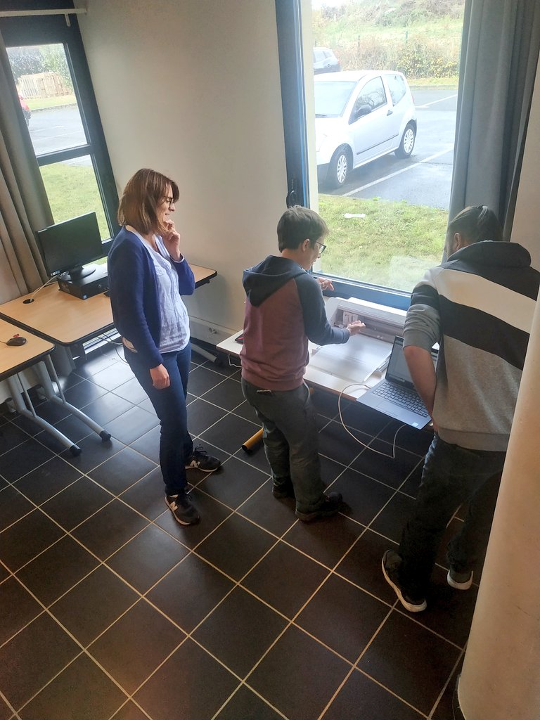 🚧 Attention, espaces en mutation au collège ! Aujourd'hui, de nouveaux outils ont fait apparition en salle 003. Imprimante 3d, découpeuse vinyle ou encore machine à coudre : en route pour l'expérience FabLab avec <a href="/CANOPECreteil/">CANOPÉ Créteil</a> et <a href="/universcience/">universcience</a> ! 🔨🖨️