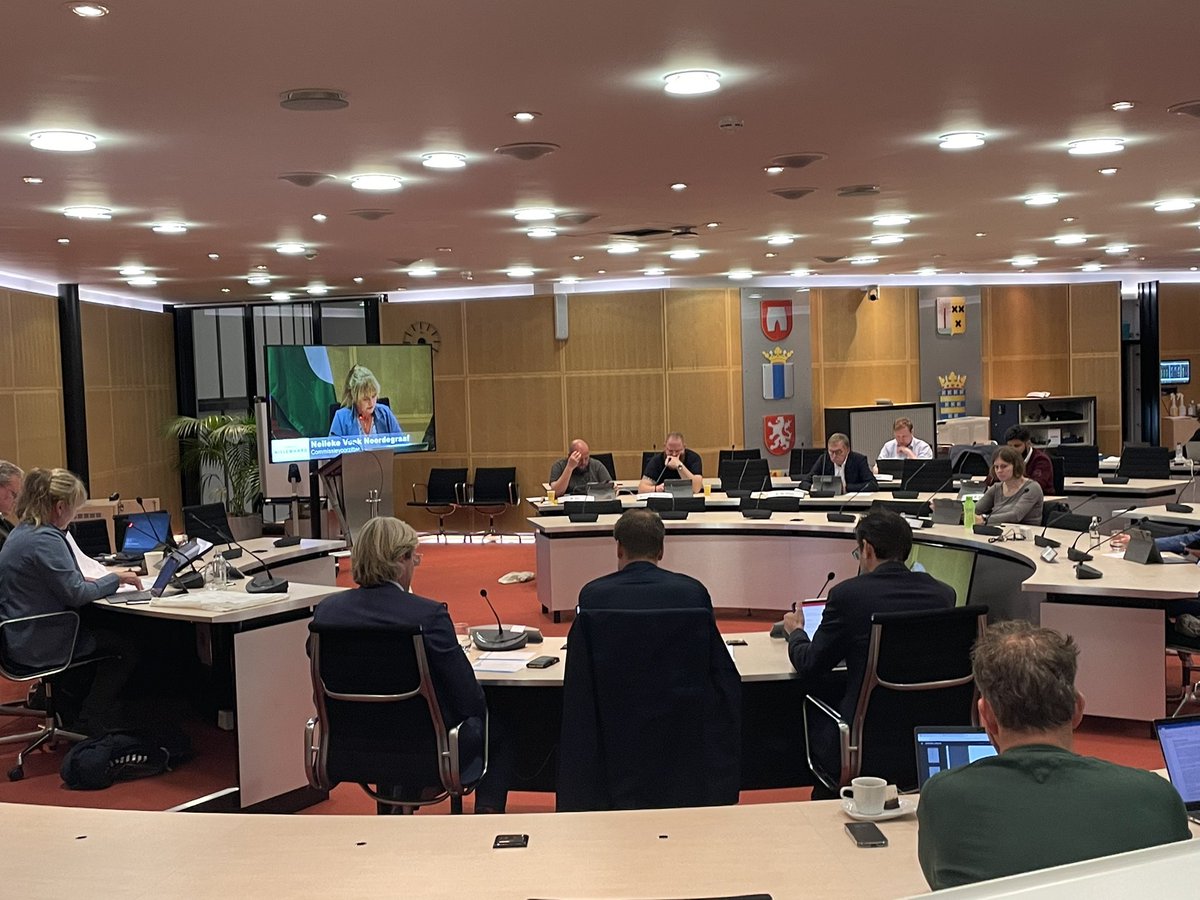 ArjenLittooij's tweet photo. Samen met Vincent Oskam toelichting gegeven op het beleidsplan in commissie @gemNissewaard. Naast complimenten voor de VRR ook scherpe vragen over aanrijtijden ambulance, werkzaamheden Hartelkruis en Spijkenissebrug en toename aantal crises. Mooi dat men werk VRR zo steunt. https://t.co/TUeTXOZMWw