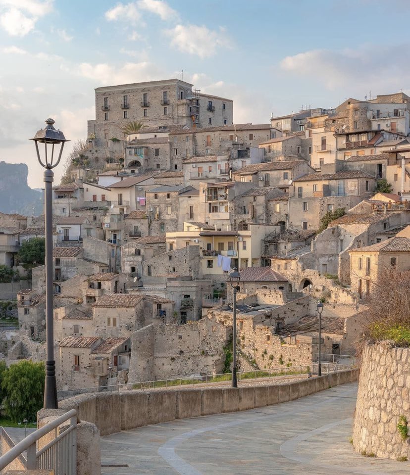 Incastonata in un paesaggio straordinario che accoglie il verde delle montagne tra l’azzurro del mare e il riflesso turchese del cielo,
Placanica (anticamente Mocta Paganica, Παγκανική in greco, Lakònika in greco-calabro)
è uno dei borghi calabresi più amati dai fotoreporter.