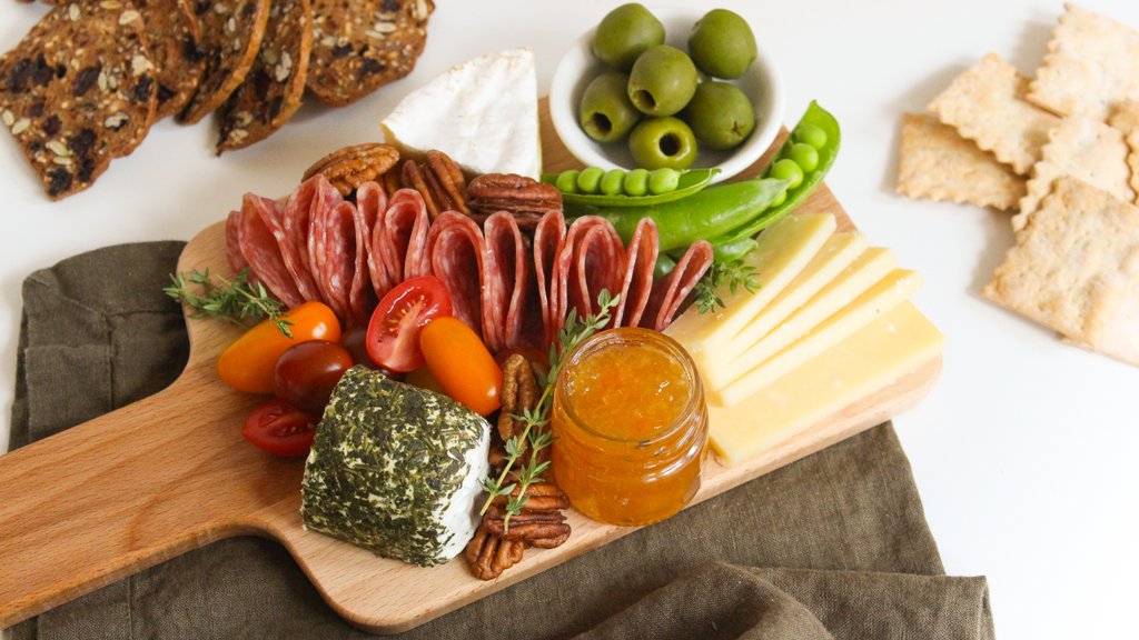 I absolutely love charcuterie boards for entertaining! Here's how to build a small charcuterie board, step by step, for stress-free hosting --> fannetasticfood.com/small-charcute…

#charcuterieboard #cheeseboard #rdchat