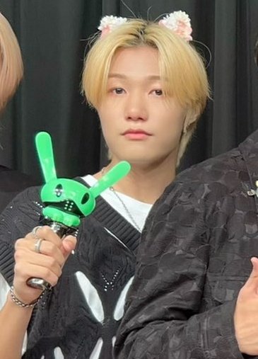 BAPNATION_BABY's tweet image. P1Harmony&apos;s Jongseob seen taking a picture with B.A.P&apos;s very own Matoki Lightstick @ their Fansign Event in Dongseoul. 

Thank you for posting this wonderful picture, it has definitely brought us back to the good old days! 💚 
#BAP #비에이피