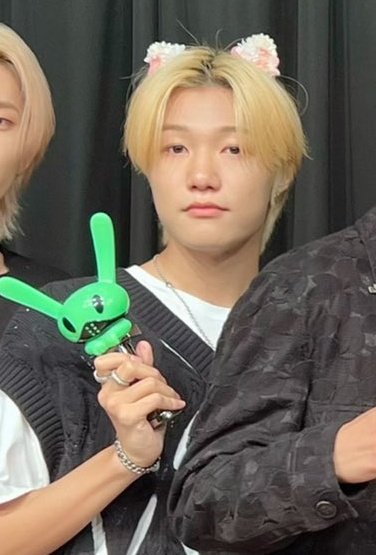 BAPNATION_BABY's tweet image. P1Harmony&apos;s Jongseob seen taking a picture with B.A.P&apos;s very own Matoki Lightstick @ their Fansign Event in Dongseoul. 

Thank you for posting this wonderful picture, it has definitely brought us back to the good old days! 💚 
#BAP #비에이피