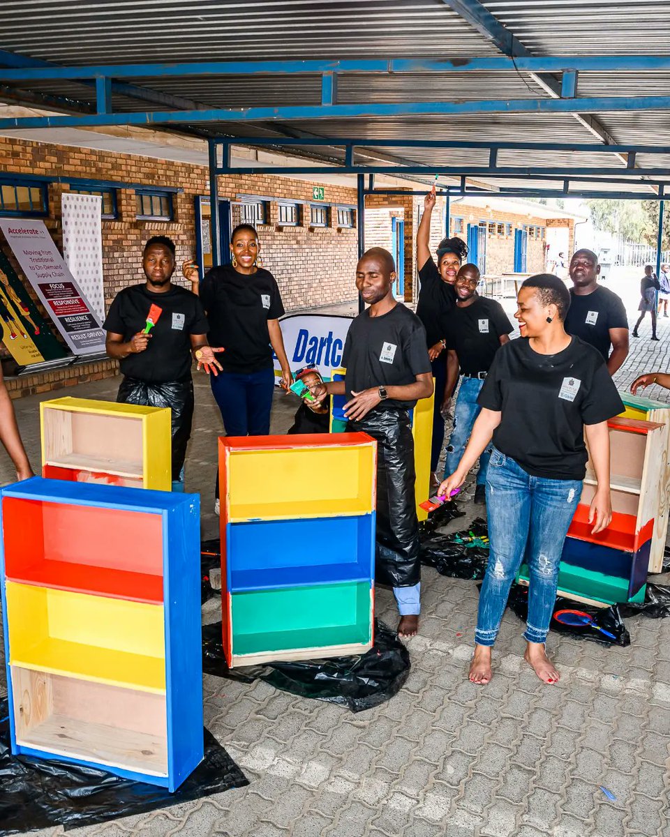 ZaneleTlaka's tweet photo. Sept 16th HM Pitje Foundation Trust had Literacy Project at Nyiko Primary School in Tembisa. Donating Rainbow Bookshelves &amp; books. Project manager, @refilwefosu (Mrs Galaxy SA), invited me to speak to learners. Impressed to hear that they read a lot, in English and Xitshonga! https://t.co/d5BY0as9mO