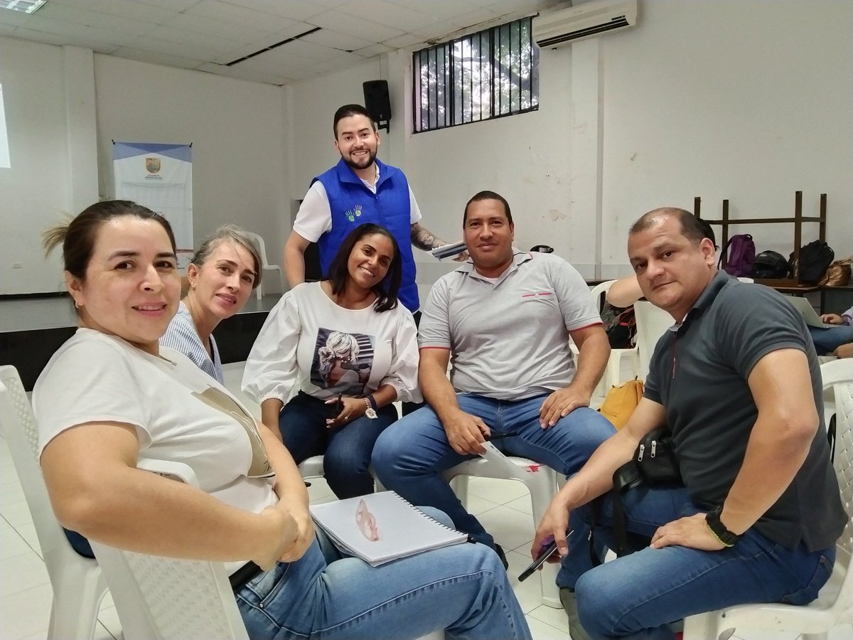 KaroVargas77's tweet photo. @Educacion_Cali  con nuestros pares fortaleciendo los ambientes de aprendizaje con el uso de Ciencia, Tecnología e Innovación  con @MeraniProyectos  @RedTiCali 
#EncuentroLideresTicCali @IELIBARDOMADRID @CorreaVecor13  @ingCarlosangulo https://t.co/VnJ8C5RDNl