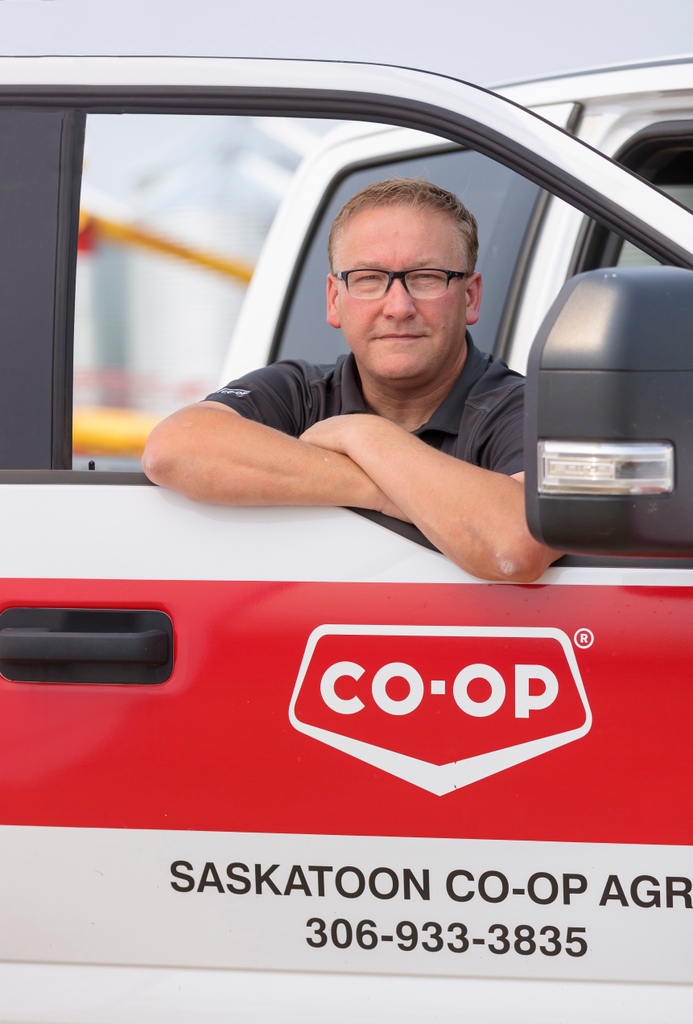 agrocoop_yxe's tweet photo. Today's #TeamMemberTuesday is Hwy 16 Ag Sales Mgr, Darren Dale (@djbdale)! Spending 20+ yrs as Site Mgr Darren is excited to work w Ag Solutions Sales Advisors &amp; interact with customers in new role. Music ministry, volunteering, gardening and family time are important to Darren. https://t.co/gZJAmunRUL
