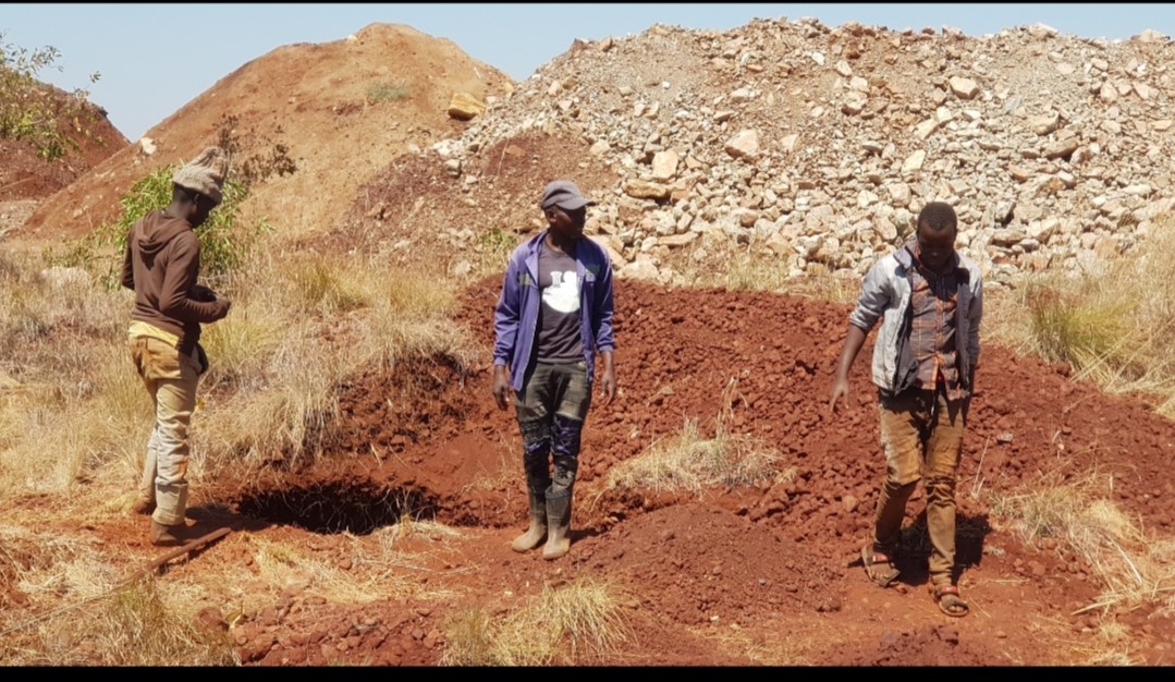 Artisanal miners in Chirumhanzu sell their chrome to Chinese buyers at US$15 per tonne. They regard this as exploitation and want government to intervene and stop what they consider to be a price-fixing cartel which wants to keep locals impoverished.
enviropresszim.com/2022/09/21/at-…