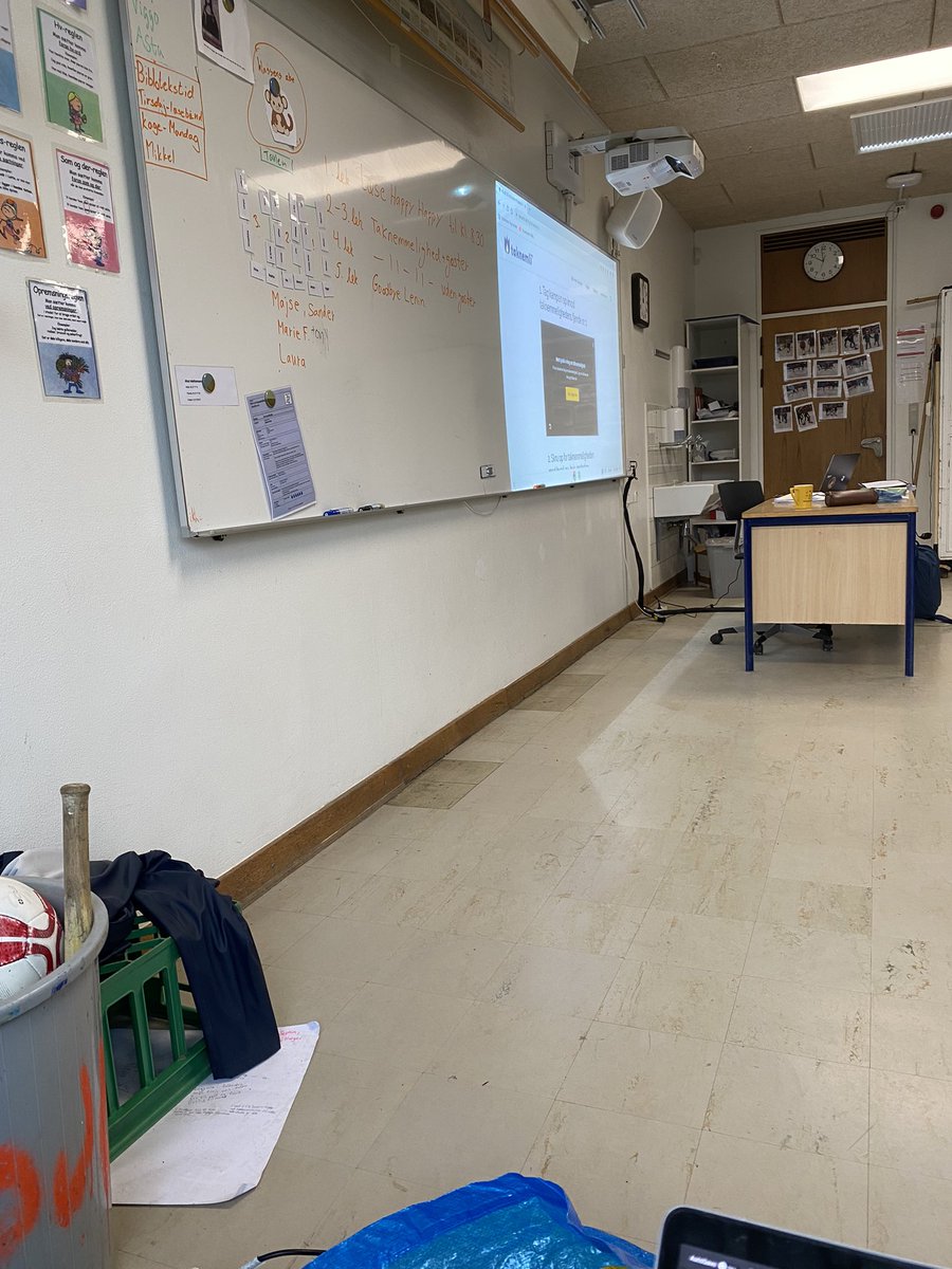 MindhelperDK's tweet photo. Today was back to school for the Mindhelper-team.

We visited a school in Aarhus to test our educational material about gratitude and receive feedback from the students.

User involvement is crucial to our work, and we're thrilled to discuss mental health with youths! 1/2 https://t.co/9YsEBKtfWY