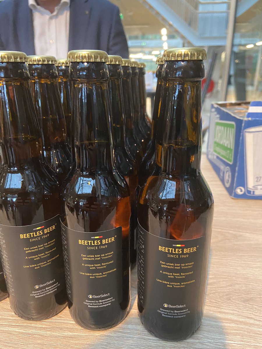 HCorsten's tweet photo. Nu op @BL_CampusVenlo bij insecten inloopcafe; absoluut kansen voor de regionale agrifood. proeverij met bier &amp; snacks van insecten @Crossroads_L @keyportnetwork https://t.co/QEREUC8hlF