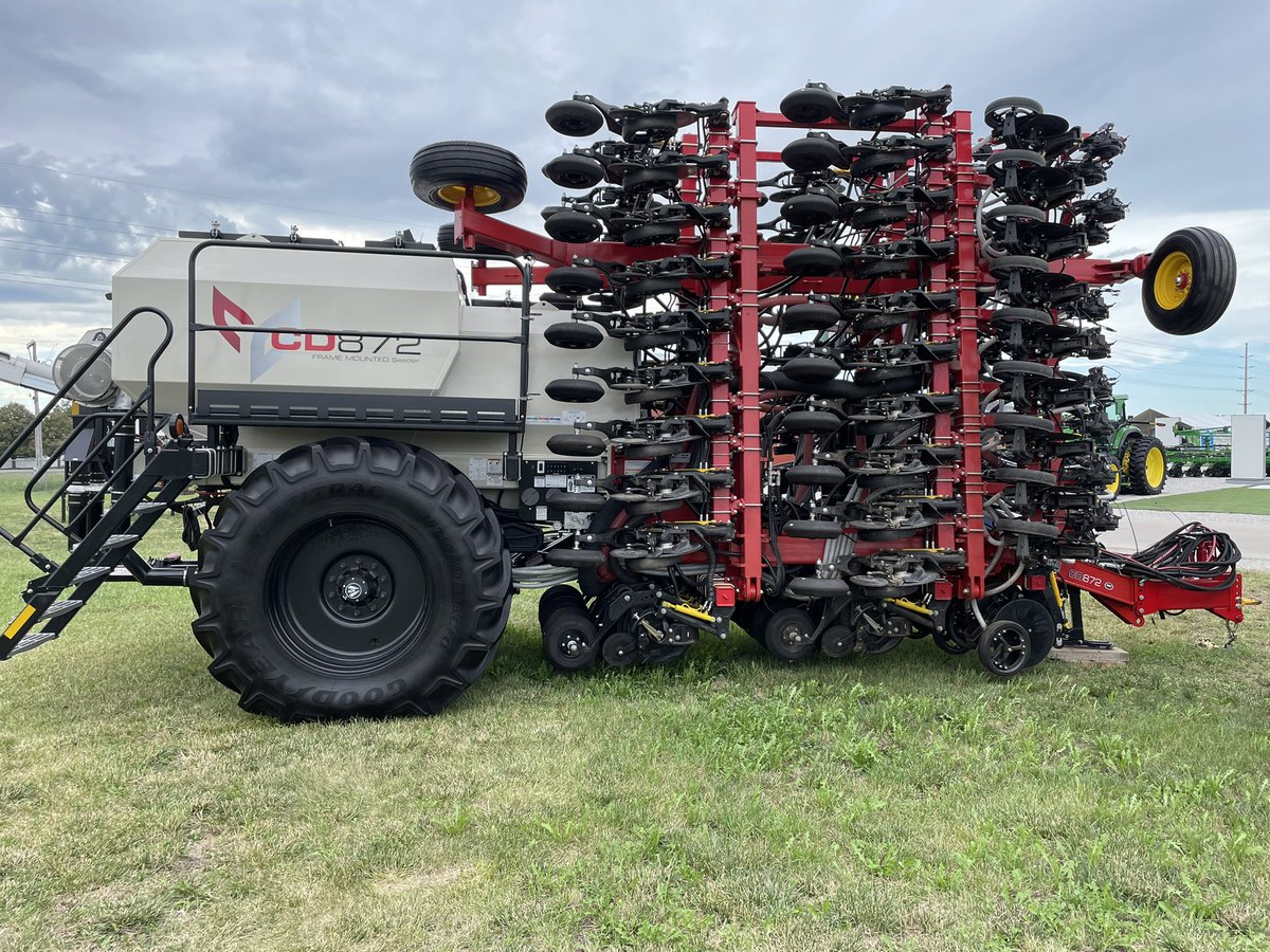 treborfarmer's tweet photo. @strofarm Not quite mounted but I saw this at Farm Progress. Pretty cool very narrow transport and fertilizer https://t.co/2E2f9TAlcD