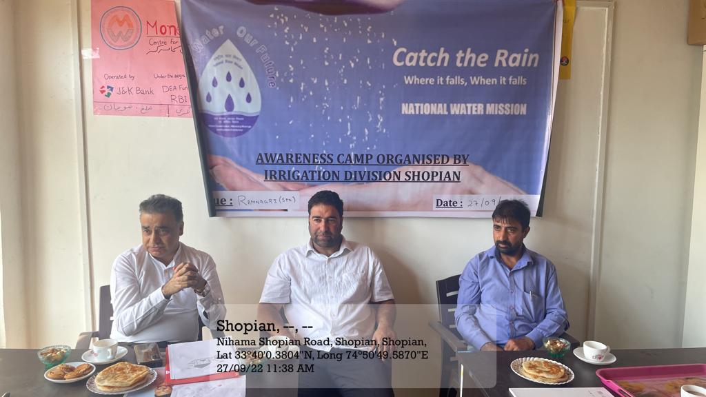 ShopianDivision's tweet photo. Jal Shakti Abhiyan, Catch the Rain awareness campaign in Panchayat Ramnagri of District Shopian. 
Xen Irrigation Division, Shopian,  providing information and advice in presence of Sarpanch,Panchayat body and Paani Samiti.@ifckashmir @Jalshakti @dmshopian #shaleenkabra https://t.co/2ZcEBavU01