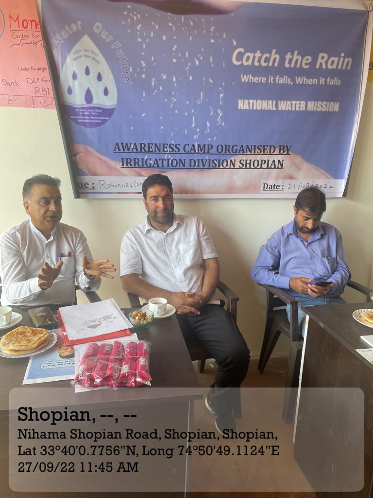 ShopianDivision's tweet photo. Jal Shakti Abhiyan, Catch the Rain awareness campaign in Panchayat Ramnagri of District Shopian. 
Xen Irrigation Division, Shopian,  providing information and advice in presence of Sarpanch,Panchayat body and Paani Samiti.@ifckashmir @Jalshakti @dmshopian #shaleenkabra https://t.co/2ZcEBavU01