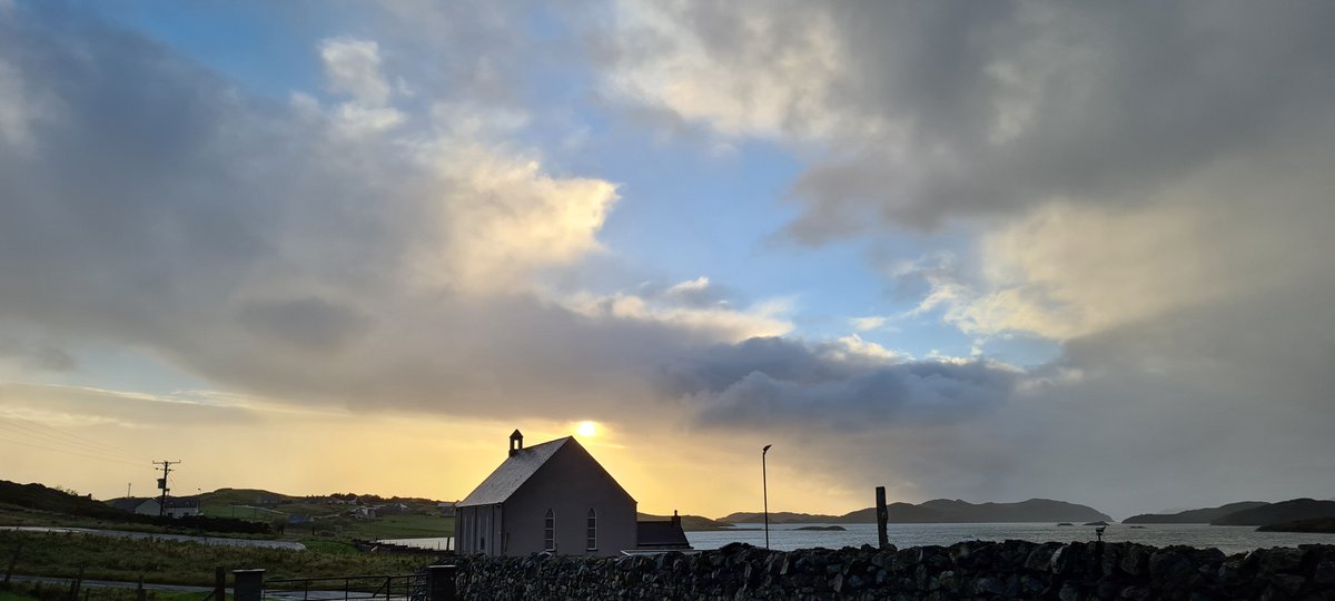nicillemhoire's tweet photo. It's been a sunshine and showers sort of day, with rainbows in the mix too.
#IsleofLewis #OuterHebrides #SeptemberWeather https://t.co/l0TV2YKrPE