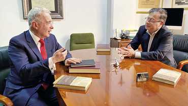 janayaish's tweet photo. #GuerraEspiritual
#Uribe alias "ElMatarife" vs #Petro KKs
Fingen ser de bandos contrarios. Pero los une la "hermandad" de la #Masonería
Observen la #CruzInvertida que se refleja sobre la mesa ‼️
@helvetico2 https://t.co/vAZCMzgx2C