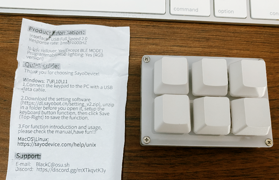 augustocc's tweet photo. Após longo namoro, comprei um desses tecladinhos extensores programáveis, para agilizar o acesso a comandos (ou macros) nos aplicativos. 

Após breve pesquisa, escolhi um modelo médio (3x2), com bluetooth. 

A /farta/ documentação é essa que você vê na foto 🫣 

🧶 1/ https://t.co/R2w28R8aN7