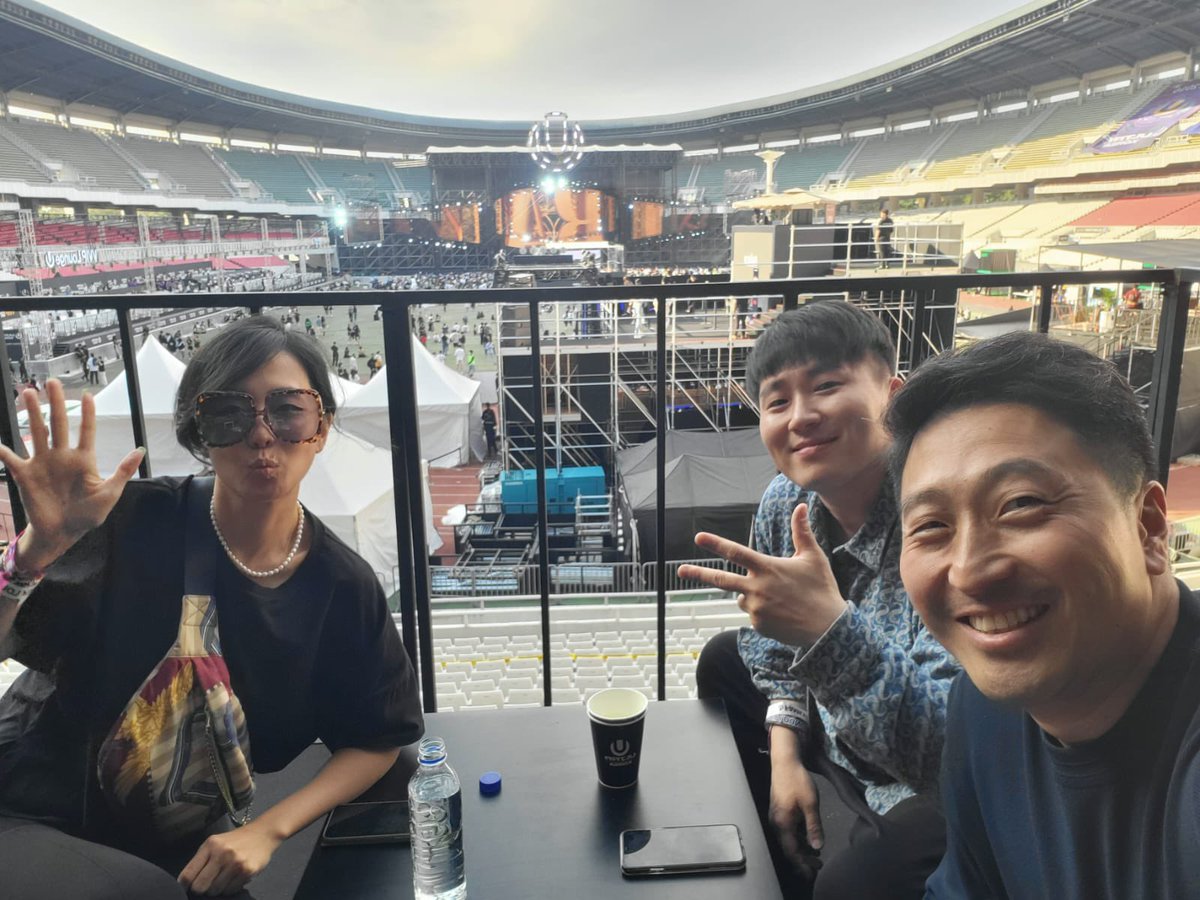 degenboyeth's tweet photo. Shout out to my partners @metapersona_ and @tara_tarita_ for being the greatest hosts at @UMFKorea your efforts on bridging IRL music festival with web 3 is greatly appreciated (love you @wayofjin for the huge support on whatever crazy things we do) 🔥 https://t.co/crBnXwitRH