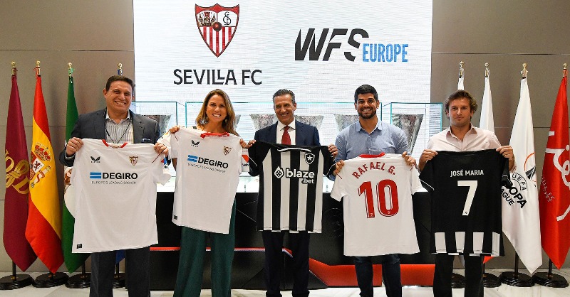 SevillaFC's tweet photo. 🇪🇸🤝🇧🇷 Una delegación del @Botafogo, en Sevilla para participar en el @WFSummit, visita el Ramón Sánchez-Pizjuán. 🏟️

#SevillaFC #WeareSevilla