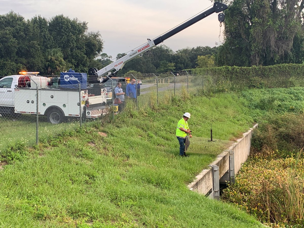 SJRWMD's tweet photo. #HurricaneIan prep: Northern Region staff are pulling barricades out of the Harris Bayou Canal.

Barricades are being removed to allow water to flow freely in the event water is released through the Harris Bayou water control structure. #sjrwmd #FLPrepares 💧 💦 https://t.co/mG5zs0hd9r
