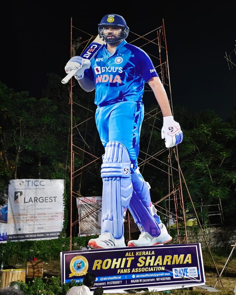 mipaltan's tweet photo. അടികൾ പലവിധം, സെവൻസിനടി, പൂരത്തിനടി, പിന്നെ HITMAN ൻ്റെ അടി 🔥😎

Welcome to Kerala, RO 💙

📸: @AKRSFAOfficial 

#OneFamily #INDvSA @ImRo45 https://t.co/gu8yUfldkd