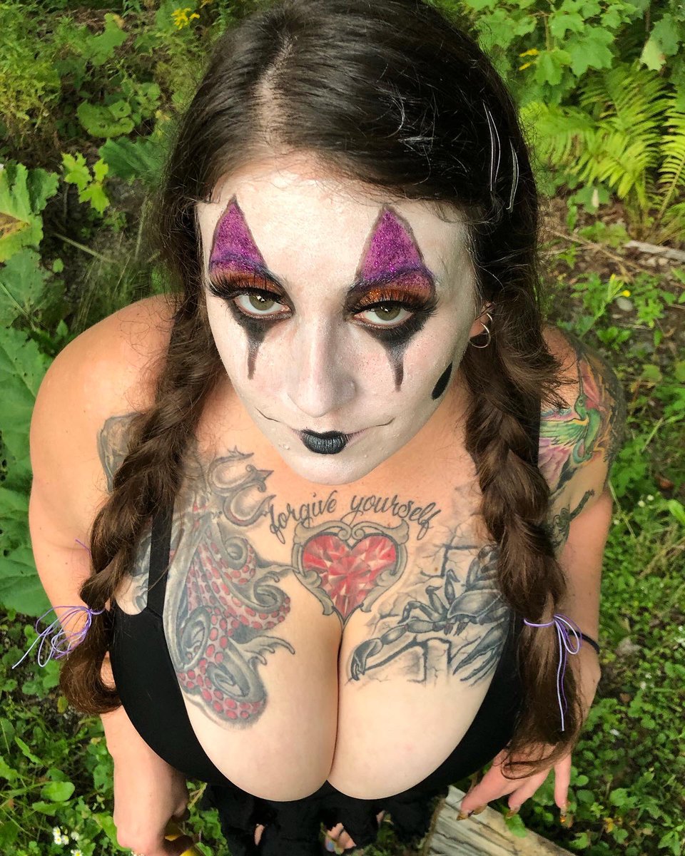 KitanasKillers's tweet photo. #BrandNew #HouseOfTheDragon #PakistanFloods https://t.co/Je1VDl27oV
#juggalos #juggalette #insaneclownposse #inked #milf #clown #clowncore #clownworld #clownkink #scary #halloween #spooky #scaryclown #hatchet #axe #maul #wood #splitting #facepaint #facepainting #makeup #makeup https://t.co/X6R5TTWsYC