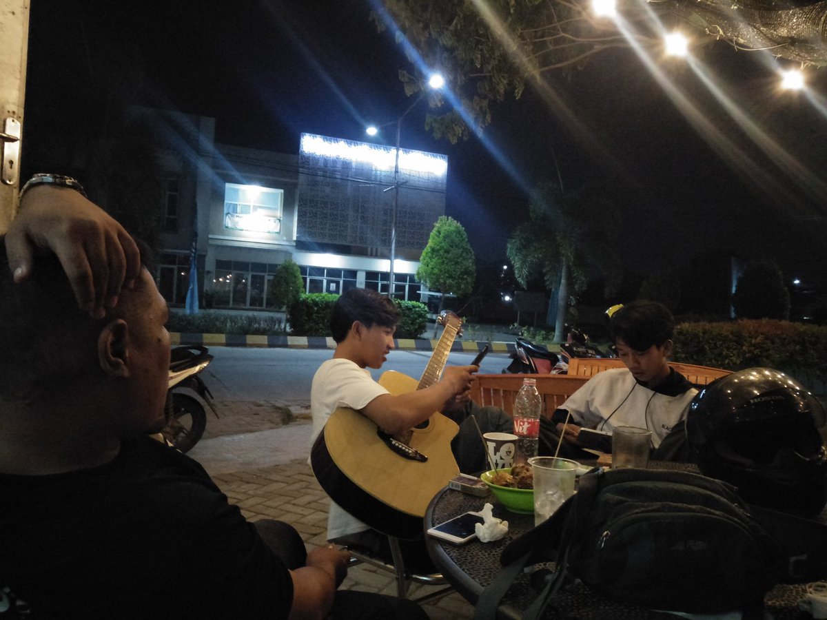 Fachry_SAR's tweet photo. istirahat sejenak

#ISeeYou
#MalamMusik https://t.co/qVC005RCBZ