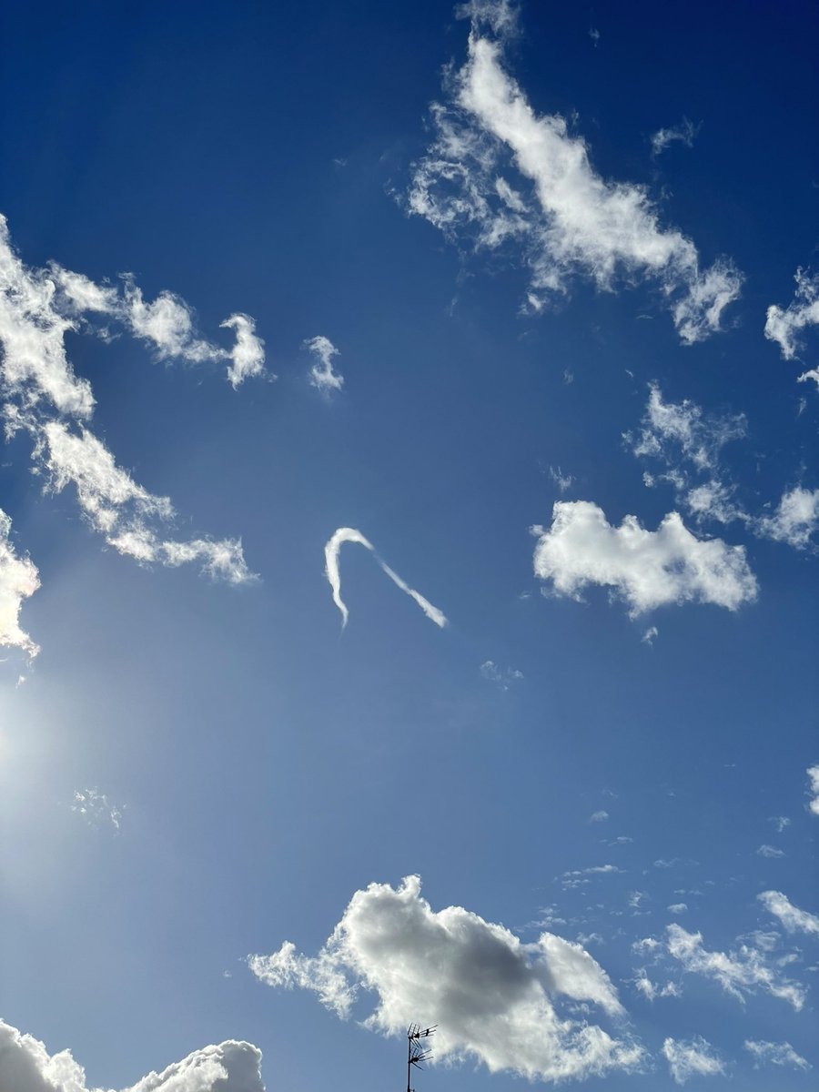 Bonita nube herradura en el cielo de #Palma evidenciando la presencia de vorticidad y cizalla aportada por el viento de mestral