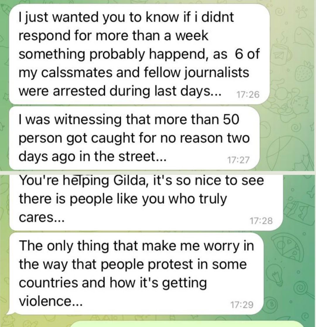 Diese Nachricht erreicht mich heute von einem Freund. Während hier weniger ankommt, wegen der Internetsperren, nimmt dort die Repression zu. Er ist Journalist und hat sich jetzt versteckt. Die Menschen werden eingesperrt und getötet. Wir müssen hinschauen. #IranProtests