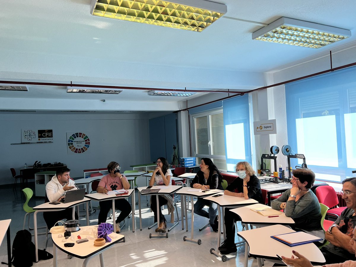 CFIESAleng's tweet photo. Los docentes del Ceip Gabriel y Galán aprenden con Jorge Martínez a utilizar las impresoras 3D en el @cfiesalamanca #formaciónCyL #tiCyL https://t.co/udJklHT6sd