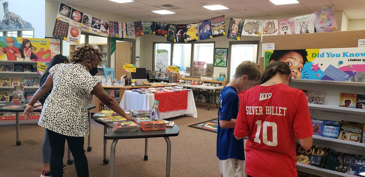 Isoto28's tweet photo. Book fair at @SarahSmithElem 
Readers are leaders!!! Books in English and in Spanish. Supporting bilingualism 💖🧠💪🏻 @dehutson7 @APSDualLang @UCPS_ESL @APSWorldLang https://t.co/wlENyCWHwy