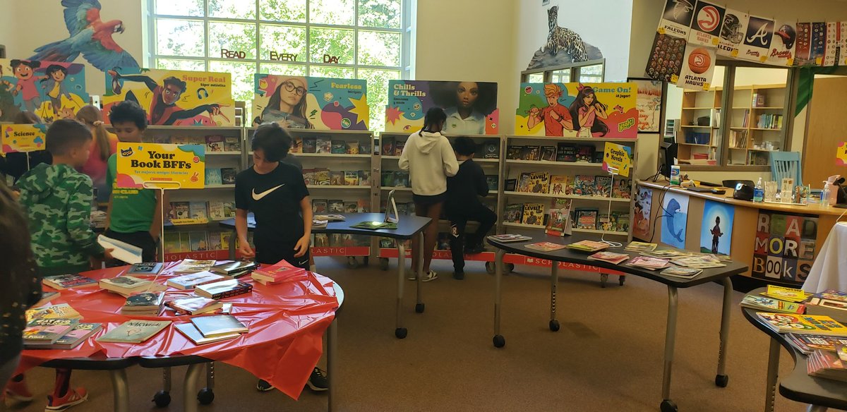 Isoto28's tweet photo. Book fair at @SarahSmithElem 
Readers are leaders!!! Books in English and in Spanish. Supporting bilingualism 💖🧠💪🏻 @dehutson7 @APSDualLang @UCPS_ESL @APSWorldLang https://t.co/wlENyCWHwy