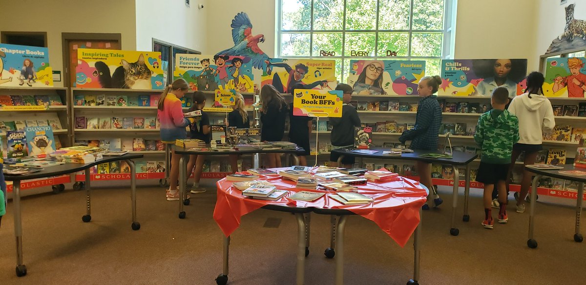 Isoto28's tweet photo. Book fair at @SarahSmithElem 
Readers are leaders!!! Books in English and in Spanish. Supporting bilingualism 💖🧠💪🏻 @dehutson7 @APSDualLang @UCPS_ESL @APSWorldLang https://t.co/wlENyCWHwy