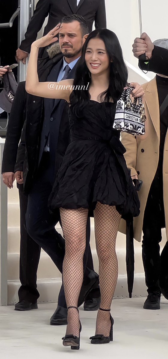 aoluuvv's tweet photo. I can’t believe I took these pics 🥹 #JISOO #JisooxDiorPWF #JisooxDior https://t.co/3rfYtmBNyF