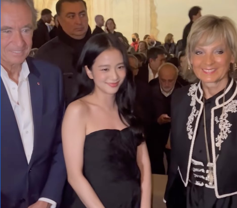 꽃 on X: Bernard Arnault and his wife with Jisoo. Jisoo really collecting  the whole Arnault family 😭  / X