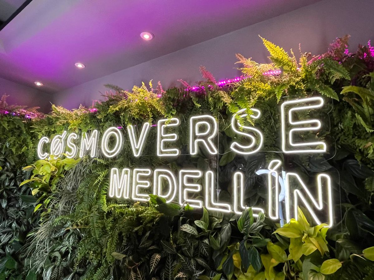 DesmosNetwork's tweet photo. @CosmoverseHQ Day 2 has officially begun! Are you ready for Desmos Network presentation on main stage? The future of decentralized social networks is coming ... on Cosmos 👀

#cosmoverse2022 #cosmoverse ⚛️ https://t.co/zHDV9GNsDY