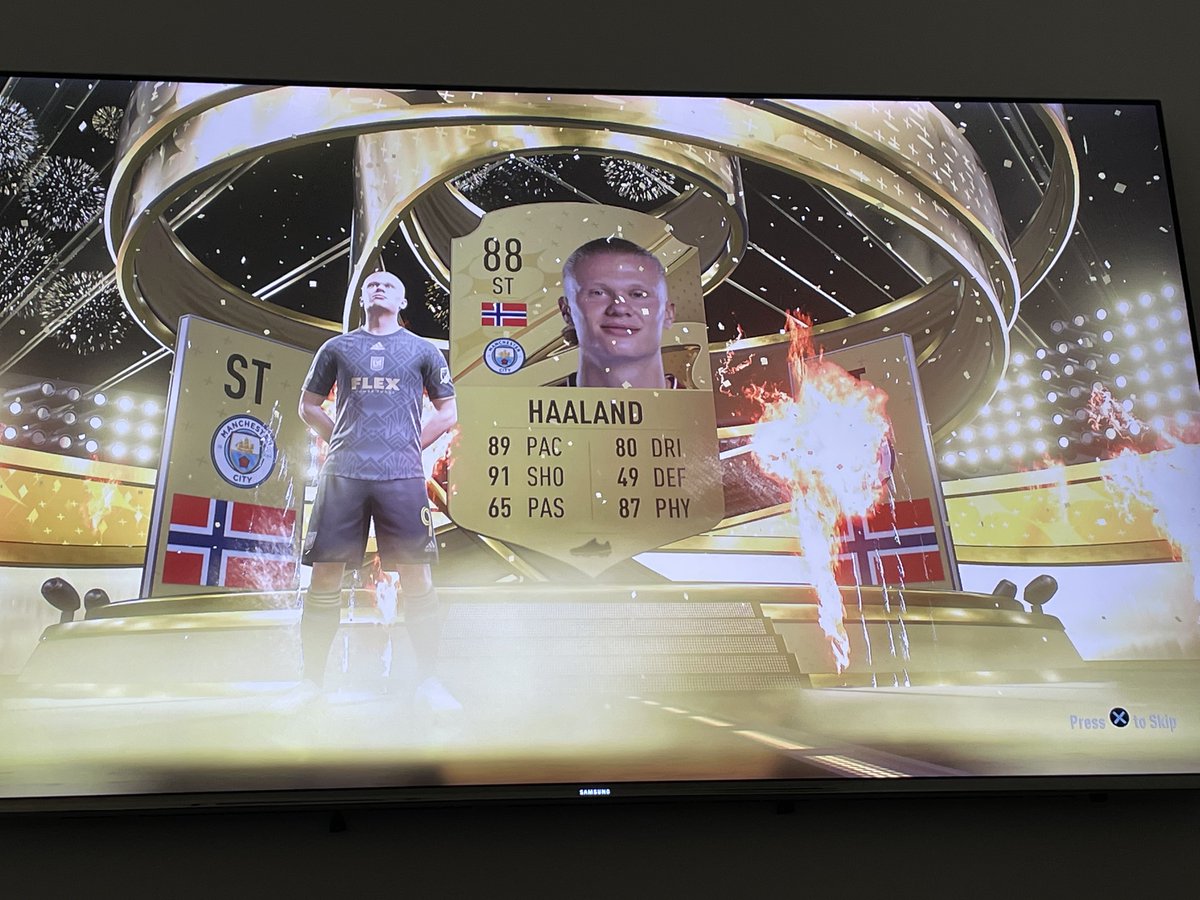 AdaKer175's tweet photo. You’d have thought we get through launch day without the servers going down right?! Literally about to complete the Hybrid Nations SBC and the servers go down! Not bad rewards so far! #FUT23 #FUTDown https://t.co/w8AKvQ8DoE