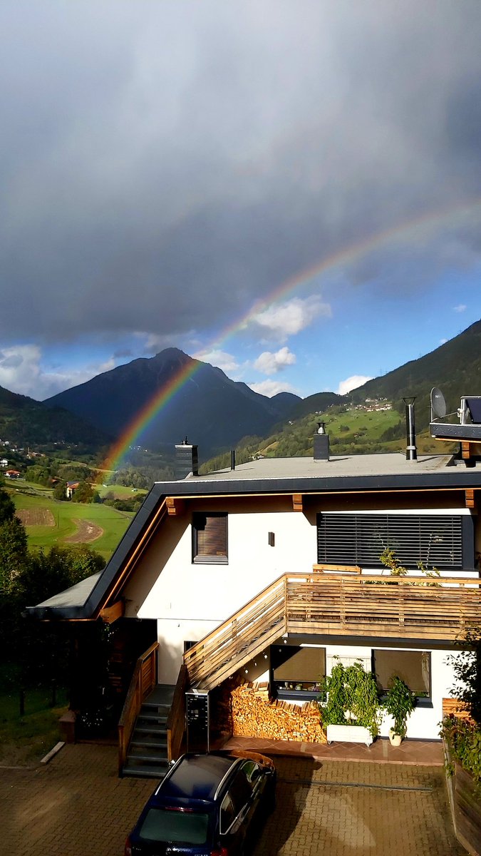 RoelvanderSloot's tweet photo. En een mooie regenboog bij het hotel... Daar wordt de natuurkunde docent enthousiast van! 😇

Zien jullie ook de (veel zwakkere) secundaire #regenboog? https://t.co/dE6m8vk4NQ