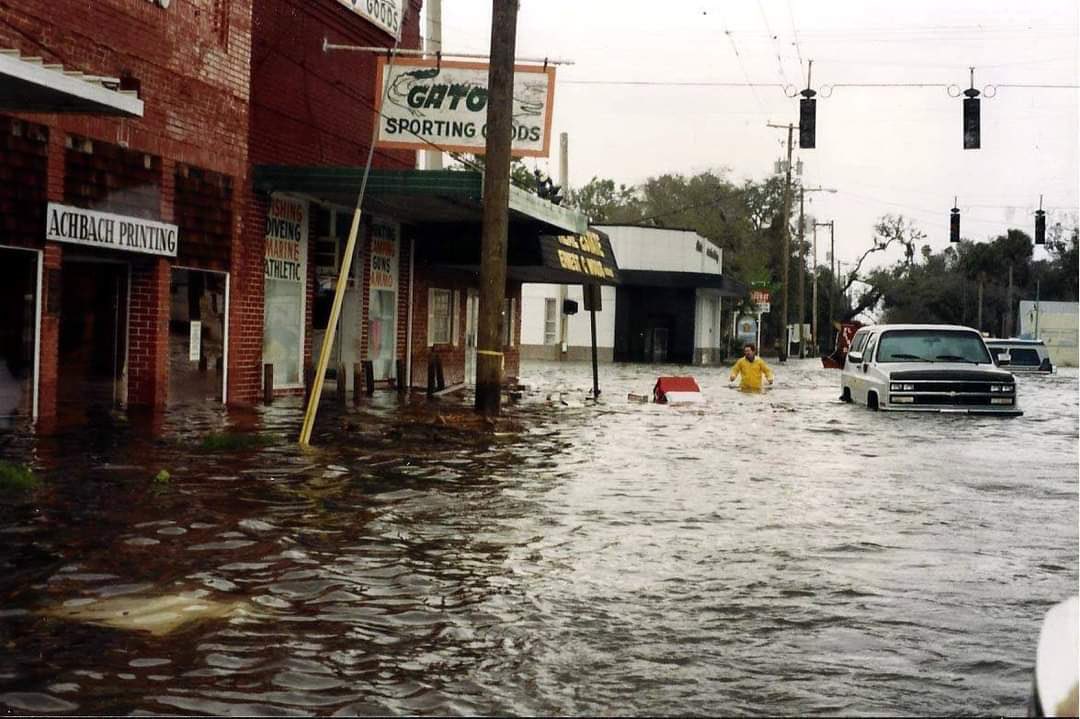HappyLo222's tweet photo. #HurricaneIan This is what happened to our beautiful little downtown Crystal River during hurricane #Hermine which hit in 2016! #Florida Praying for everyone there during #Ian 🙏🏻💕😱😢#MonsterStorm #StormTeam2 #KingsBay #StaySafeStayHealthy #StaySafe 🌀 https://t.co/Ol8OtUBVCR