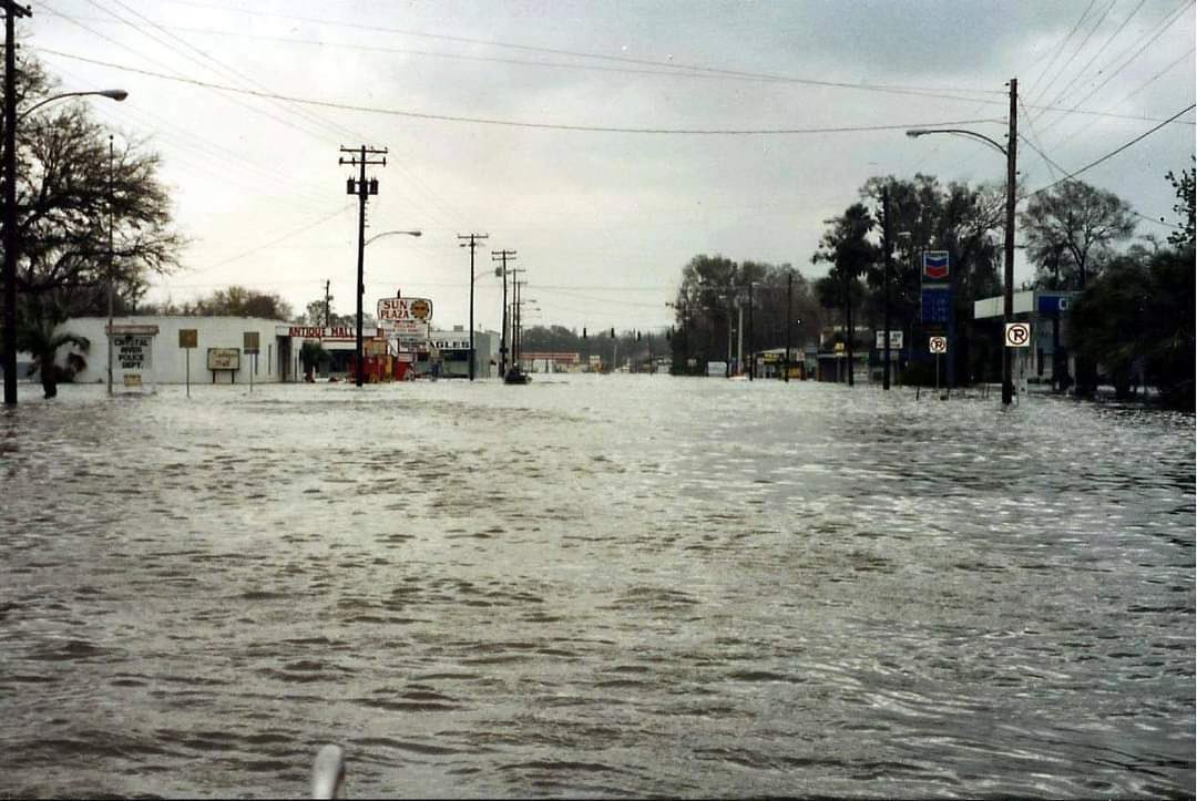 HappyLo222's tweet photo. #HurricaneIan This is what happened to our beautiful little downtown Crystal River during hurricane #Hermine which hit in 2016! #Florida Praying for everyone there during #Ian 🙏🏻💕😱😢#MonsterStorm #StormTeam2 #KingsBay #StaySafeStayHealthy #StaySafe 🌀 https://t.co/Ol8OtUBVCR
