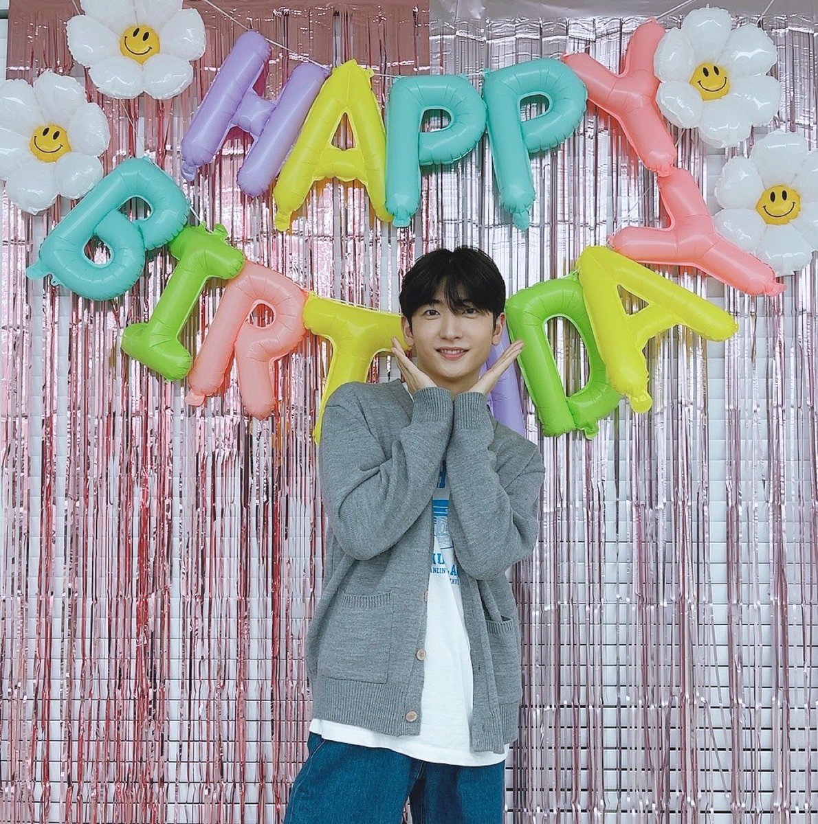 eunki_official's tweet photo. [#홍파라치]

미리 함께했던 은기 생일 기념 VLIVE
[#미리해피은기데이] 함께해 주셔서
너무 감사합니다💗🎂

다음에는 꼭 한자리에 모여 이야기 
할 수 있기를 소망해 봅니다🙏🏻

모두 편안한 밤 보내세요.🌙
HAVE A NICE DREAM

#홍은기 #은기 #eunki
#happy_eunki_day #축하핸드 https://t.co/kTLCER1yIE