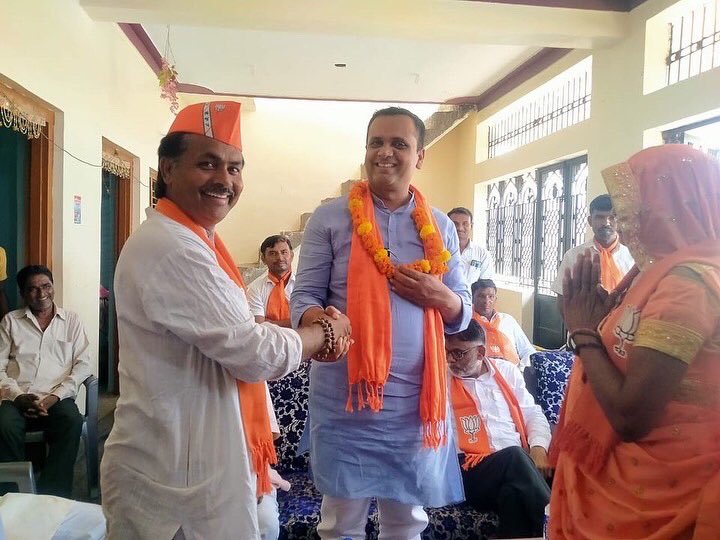 ArvindBariya8's tweet photo. આજ રોજ ચનસર મુકામે ભારતીય જનતા પાર્ટી દ્વારા નમો કિશાન પંચાયત ની બેઠક યોજાઈ જેમાં ખેડૂતો ને લગતી તમામ યોજનાઓ સમજાવવામાં આવી જેમાં કિસાન મોરચા ના પ્રદેશ પ્રમુખ હિતેશભાઈ પટેલ સાહેબ કિસાન મોરચા ના હોદ્દેદારો તેમજ મોટી સંખ્યા માં ગામ જનો હાજર રહ્યા હતા...#arvindbariya https://t.co/ezc3ye8v7R