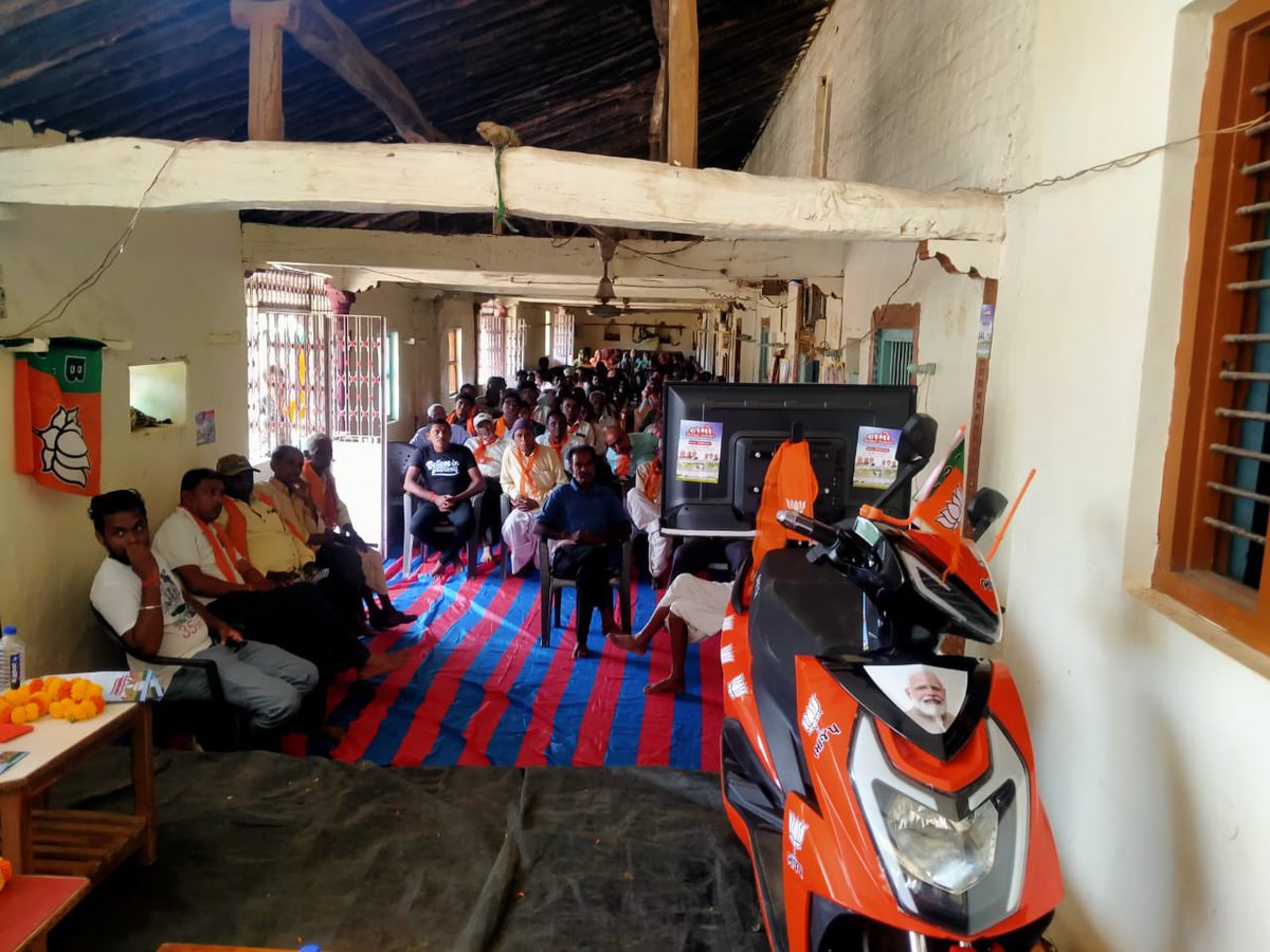 ArvindBariya8's tweet photo. આજ રોજ ચનસર મુકામે ભારતીય જનતા પાર્ટી દ્વારા નમો કિશાન પંચાયત ની બેઠક યોજાઈ જેમાં ખેડૂતો ને લગતી તમામ યોજનાઓ સમજાવવામાં આવી જેમાં કિસાન મોરચા ના પ્રદેશ પ્રમુખ હિતેશભાઈ પટેલ સાહેબ કિસાન મોરચા ના હોદ્દેદારો તેમજ મોટી સંખ્યા માં ગામ જનો હાજર રહ્યા હતા...#arvindbariya https://t.co/ezc3ye8v7R