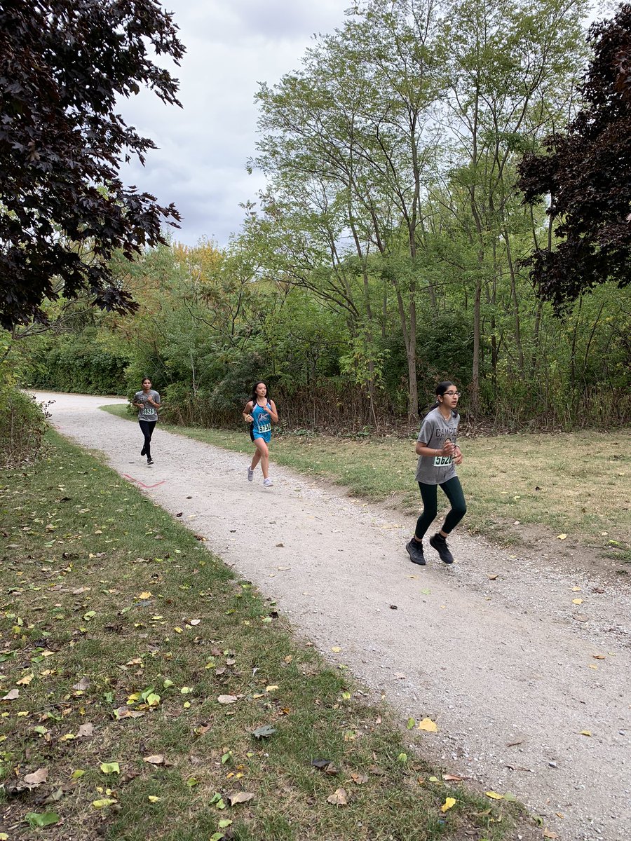 ResendesJacob's tweet photo. Great runs in the Novice Boys and Novice Girls races! All runners so far CRUSHING their personal best! #BagpipeClassic #GoSKThunder #CrossCountry @grightmd @StKateriHCDSB @HCDSB @HCAA2017 https://t.co/ThGbCwv752