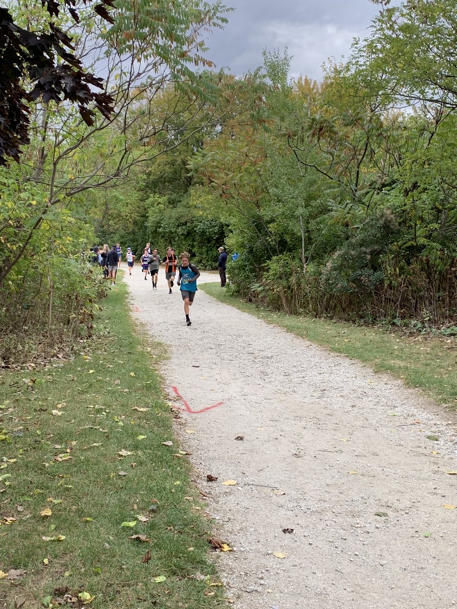 ResendesJacob's tweet photo. Great runs in the Novice Boys and Novice Girls races! All runners so far CRUSHING their personal best! #BagpipeClassic #GoSKThunder #CrossCountry @grightmd @StKateriHCDSB @HCDSB @HCAA2017 https://t.co/ThGbCwv752